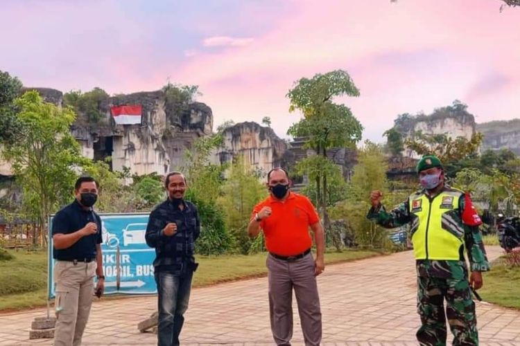 Kepala Desa Sekapuk Abdul Halim dan Agustin Holomoan Sinaga (tengah), saat berfoto bersama di lokasi Wisata Setigi.