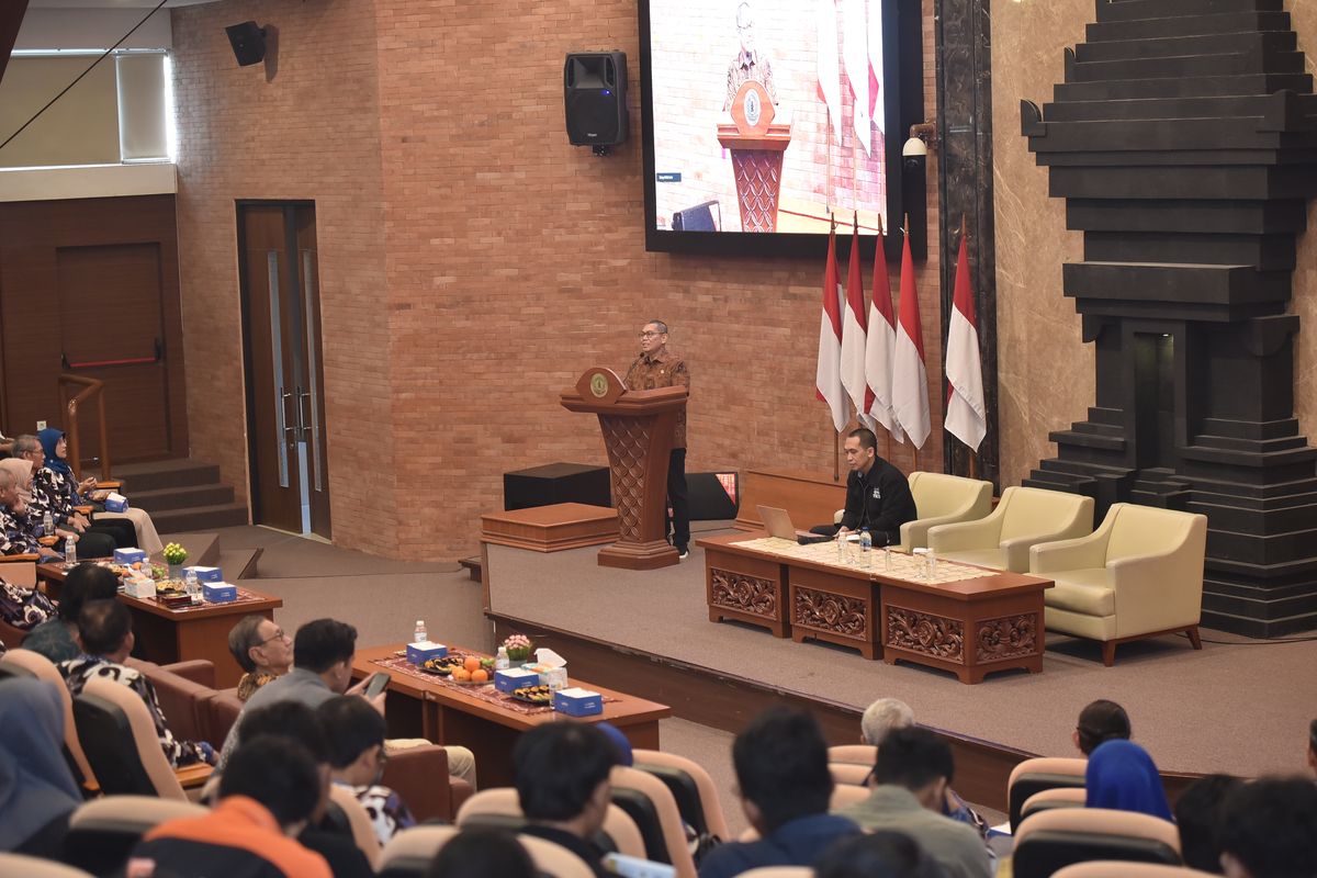 Wakil Ketua DPR RI Adies Kadir saat menjadi pembicara dalam Seminar Nasional Karsa Nusantara 2025 di Universitas Wijaya Kusuma Surabaya, Jawa Timur, Rabu (18/6/2025). 
