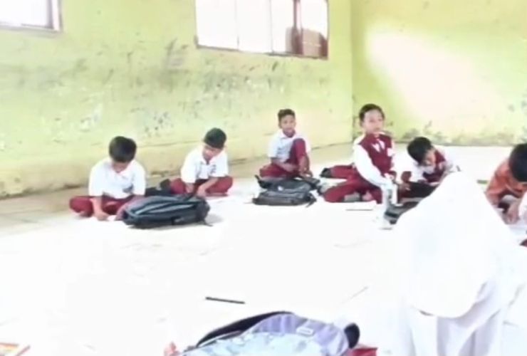 Ratusan Murid SDN 5 Langkahan Aceh Utara Masih Belajar dengan Telungkup di Lantai Pascabanjir