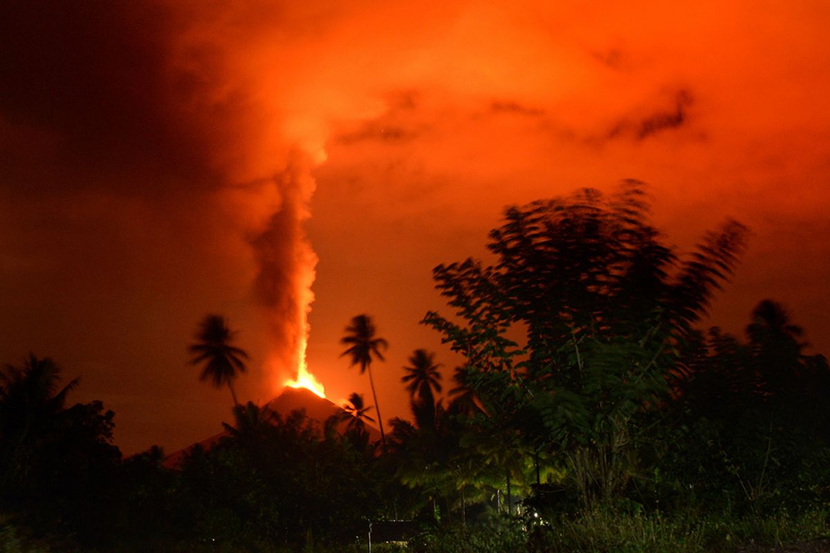 Letusan stromboli Gunung Soputan dengan estimasi ketinggian 400 m dari puncak, terpantau dari Desa Lobu, Minahasa Tenggara, Sulawesi Utara, Rabu (3/10/2018). Letusan stromboli tersebut disertai leleran lava pijar ke arah Timur Laut, dengan estimasi jarak luncur 2500 m serta kolom letusan setinggi 2000-3000 m dari puncak.