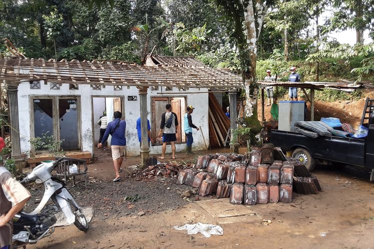 Rumah roboh akibat puting beliung di desa Ngabean Boja Kendal. KOMPAS.COM/SLAMET PRIYATIN