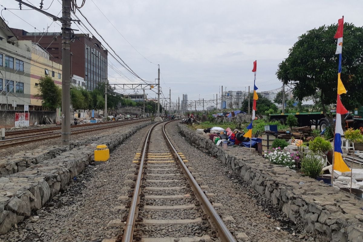 Rel perlintasan kereta di Kampung Sadar, RT 006/ RW004, Ancol, Jakarta Utara.