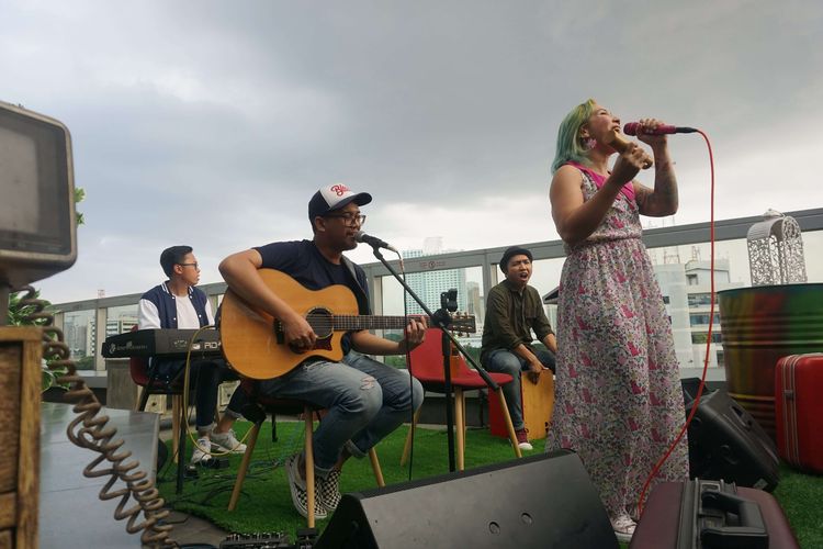 Band Ten2Five tampil di acara rooftop gigs di Menara Kompas, Palmerah, Jakarta, Selasa (10/03/2020).