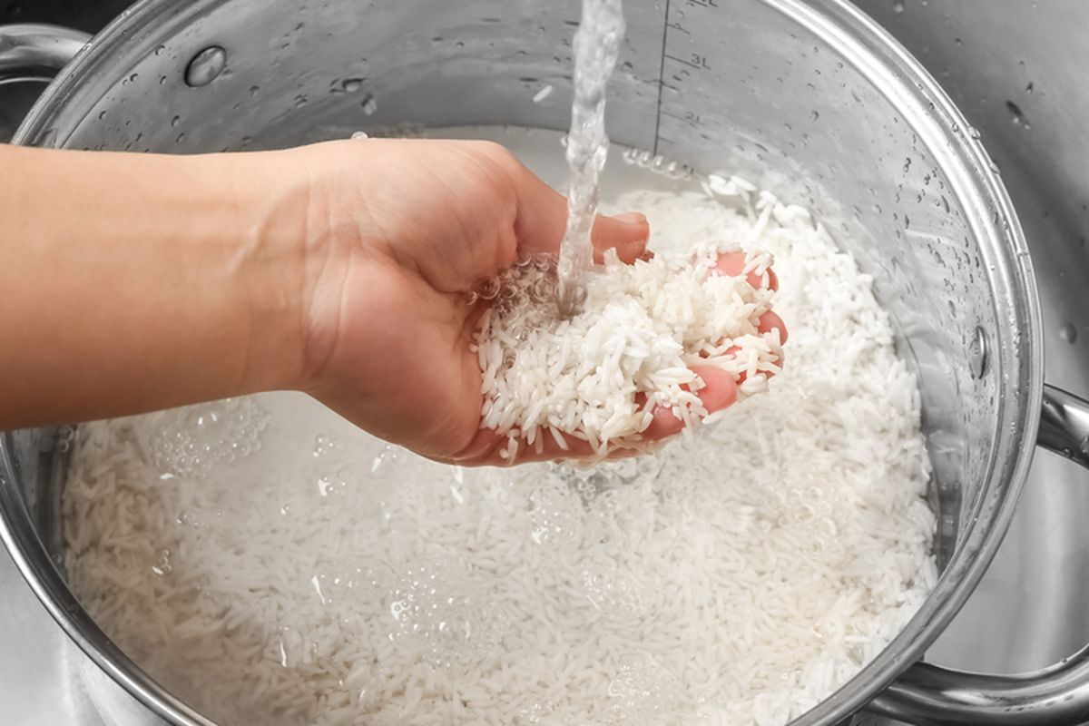 Ilustrasi mencuci beras. Air cucian beras dapat dijadikan pupuk alami untuk tanaman.