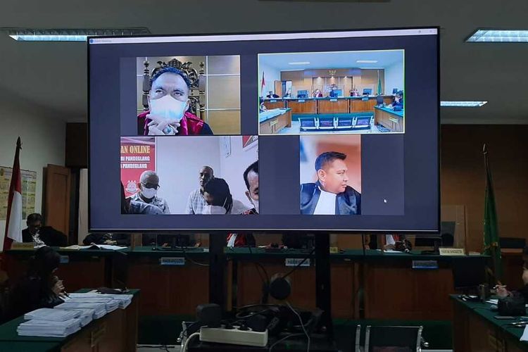 Suasana Sidang Tuntutan kasus korupsi pembangunan pasar di Kota Tangerang, Banten di Pengadilan Tipikor Serang. Empat terdakwa dituntut 1 tahun dan 4 bulan penjara, sedangkan mantan Pejabat Disperidag dituntut 1,5 tahun penjara.
