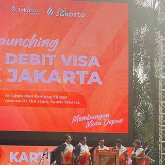 Gubernur DKI Jakarta Pramono Anung meresmikan peluncuran kartu debit visa Bank Jakarta  di Lippo Mall Kemang, Jakarta Selatan, Senin (5/1/2026).