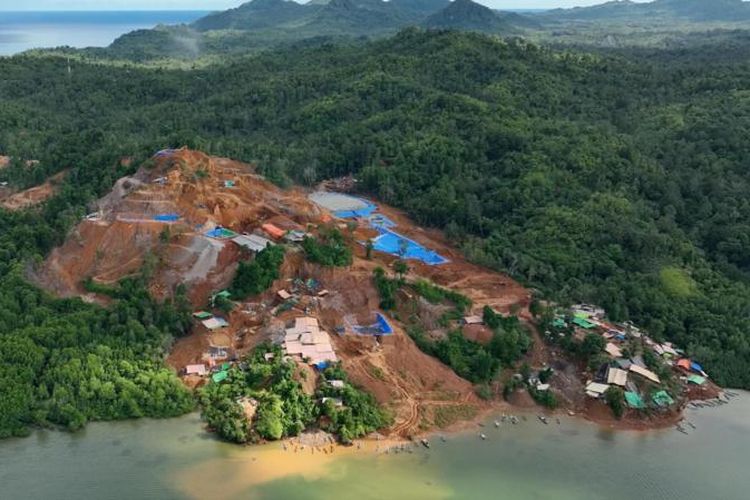 Salah satu foto terbaru dari aktivitas penambangan yang diduga ilegal di Pulau Sangihe. Foto udara diambil pada November 2023.
