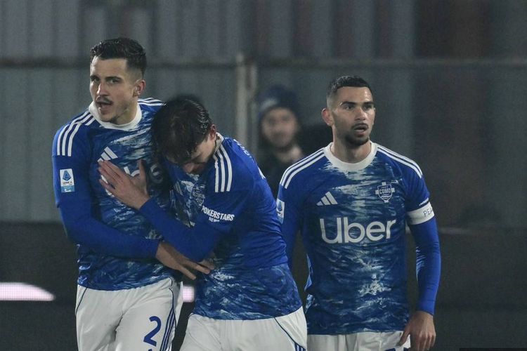 Marc-Oliver Kempf (kiri) dipeluk oleh Nico Paz dalam momen selebrasi gol pada pertandingan sepak bola Serie A Liga Italia antara Como dan AC Milan di stadion Giuseppe Sinigaglia di Como, pada 15 Januari 2026. (Foto oleh Stefano RELLANDINI / AFP)