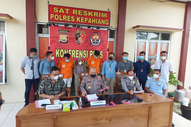 Polres Kepahiang, Polda Bengkulu meringkus 3 orang tersangka yang terlibat tindak aborsi yang mengakibatkan seorang perempuan EA (23) meninggal dunia, Rabu (6/4/2022) pukul 20.15 WIB, di RSUD Kepahiang, Provinsi Bengkulu.