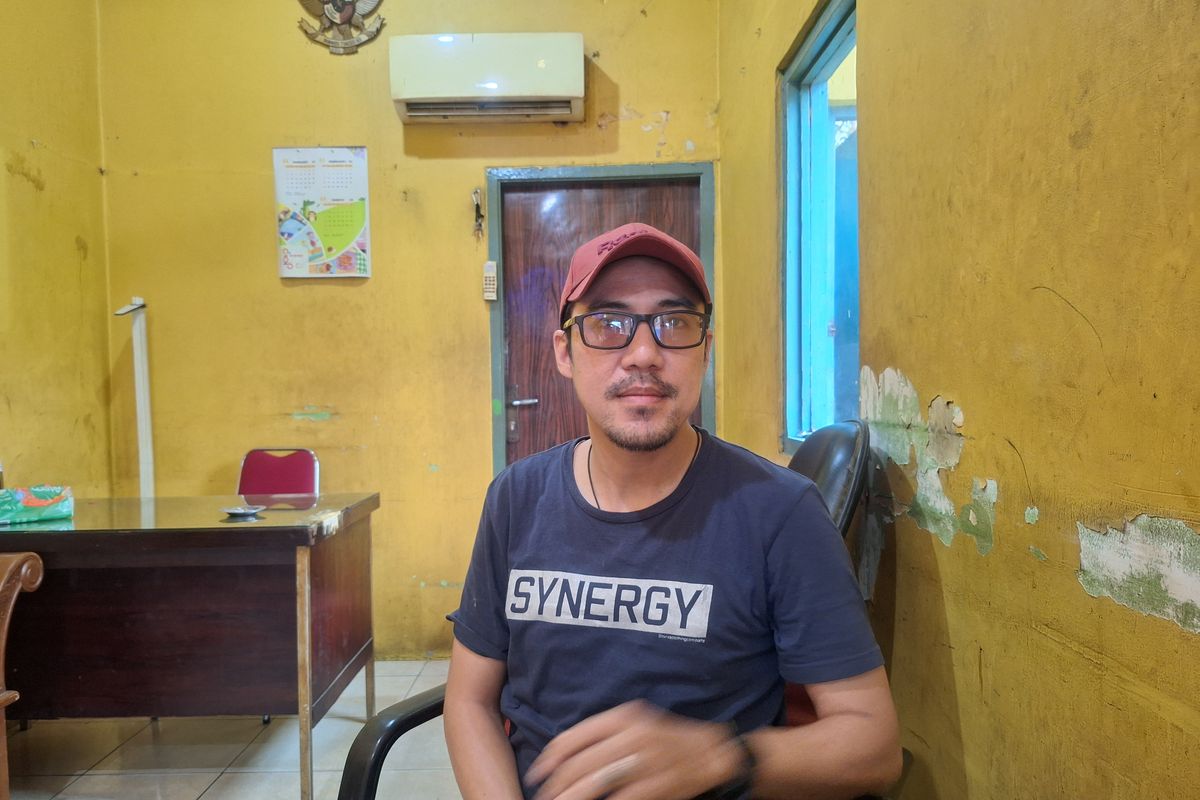 Febri, Sekretaris RW 02 Jembatan Lima, Tambora, saat ditemui di pos RW 02, Kamis (13/3/2025).