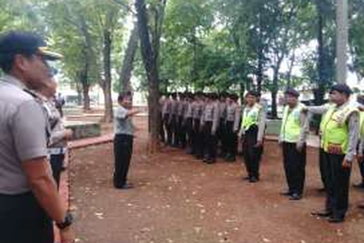 Sidang putusan atau vonis di Pengadilan Tata Usaha Negara (PTUN) atas gugatan nelayan terhadap reklamasi Pulau G di teluk Jakarta akan berlangsung hari ini. Jelang persidangan puluhan aparat polisi telah dikerahkan untuk melakukan pengamanan. Selasa (31/5/2016)