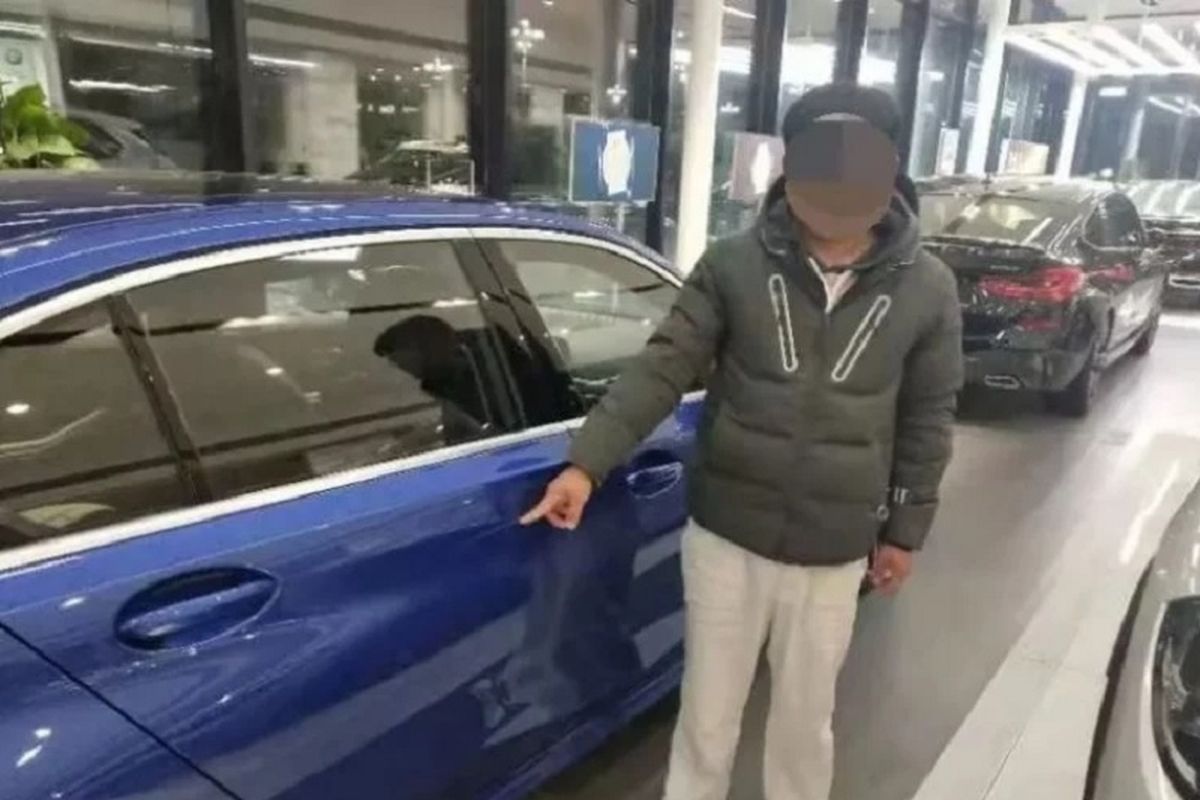 Ji Moubing, pria berusia 22 tahun ketika menunjukkan mobil BMW yang dia gores. Ji menggores cat mobil supaya ayahnya membelikan.