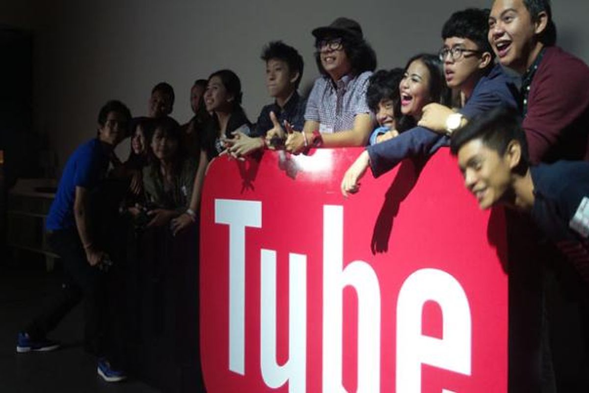 Para Youtuber berpose pada salah satu sudut di acara Youtube Happy Hour Jakarta, Jumat (26/12/2014).