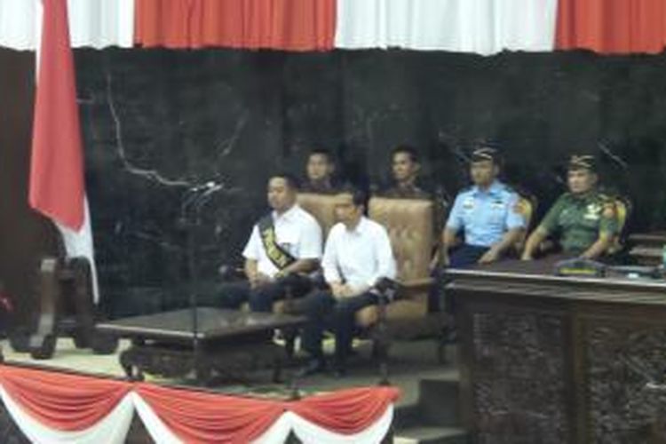 Selama geladi bersih pelantikan presiden dan wakil presiden, Minggu (19/10/2014), presiden terpilih Joko Widodo terlihat tegang.