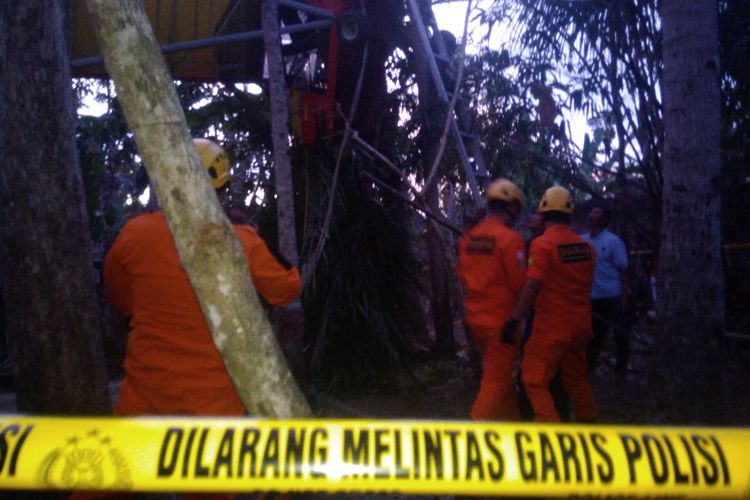 Pesawat jatuh pekarangan rumah warga di dusun Gading 1 RT12, Rw 01, Gading, Playen, Gunungkidul, Yogyakarta. Selasa (4/9/2018) petang