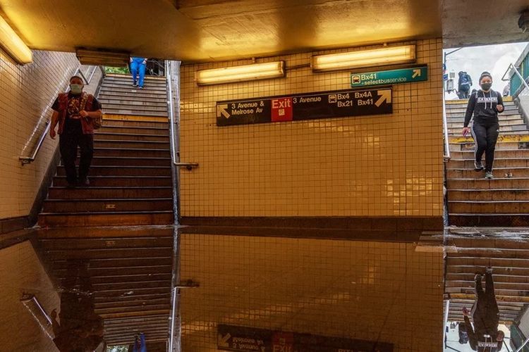 Kondisi di stasiun kereta bawah tanah Third Avenue-149th Street New York pada Kamis (2/9/2021). Genangan air membanjiri sebagian besar sistem kereta bawah tanah kota. 