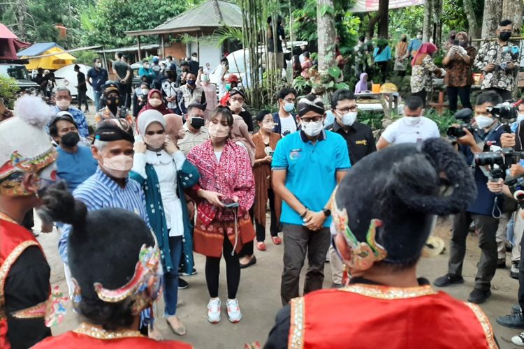 Menteri Pariwisata dan Ekonomi Kreatif Sandiaga Uno saat berkunjung ke Desa Wisata Pentingsari, Umbulharjo, Kecamatan Cangkringan, Kabupaten Sleman, Sabtu (05/06/2021).