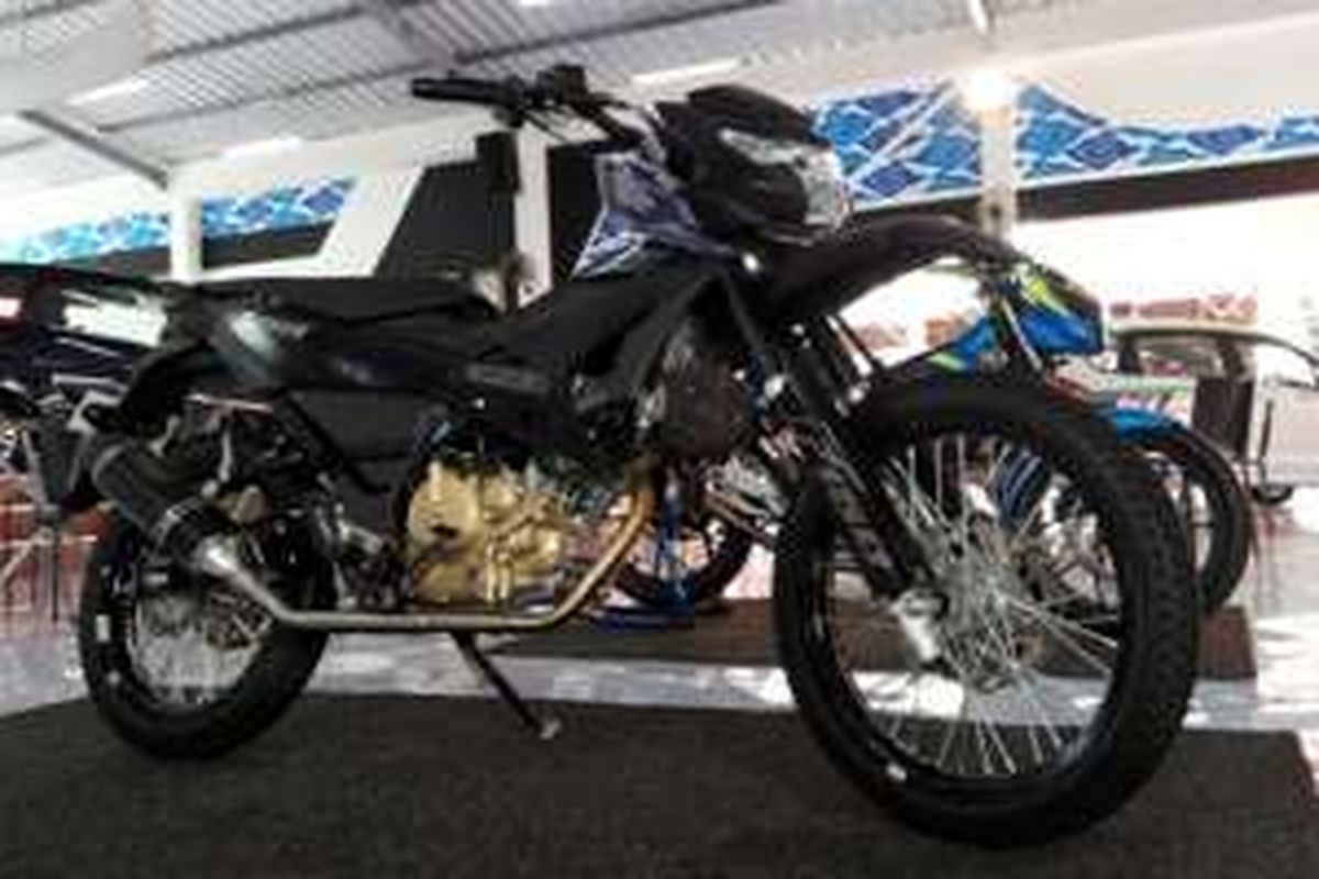 Suzuki Satria dengan tampang trail mejeng di Jakarta Fair Kemayoran 2016.