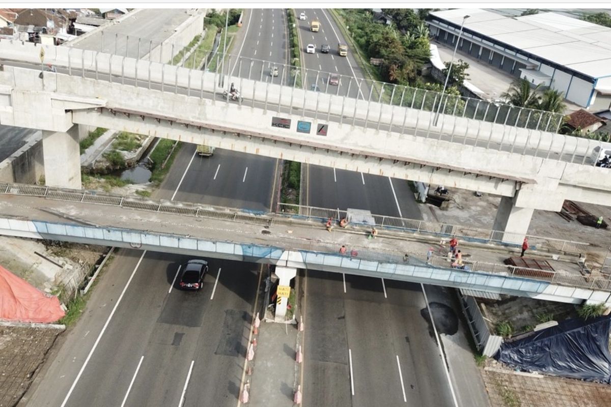 Overpass Mengger di atas Ruas Tol Padaleunyi yang dibongkar