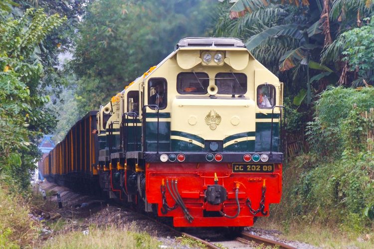 KA Babaranjang dengan livery lokomotif era 1953-1991.