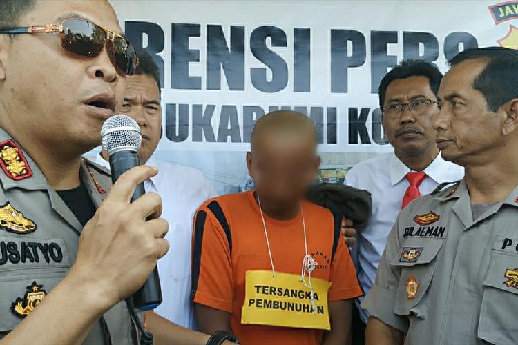 Kapolres Sukabumi Kota AKBP Susatyo Purnomo Condro (kiri) didampingi Wakapolres Kompol Sulaeman (kanan) saat konferensi pers di Cibeure, Sukabumi, Jawa Barat, Senin (5/8/2019)