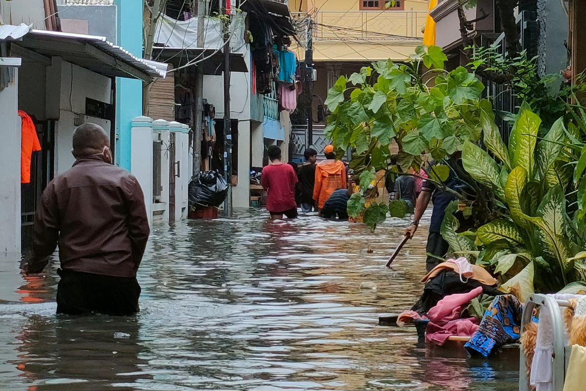 Banjir rob kembali menerjang pemukiman warga di jalan Lodan RW 8, Kelurahan Ancol, Kecamatan Pademangan, Jakarta Utara pada Selasa (7/12/2021).