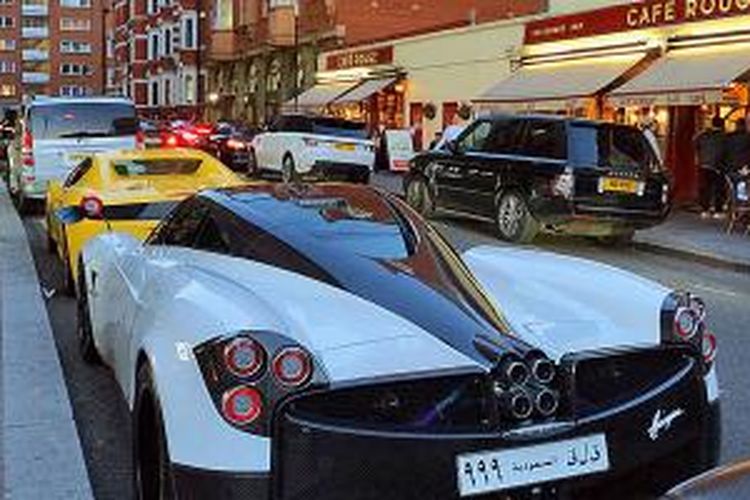 Mobil-mobil mewah milik warga asal Timur Tengah kerap diparkir di sekitar pusat belanja Harrods di kawasan Knightsbridge, di pusat kota London.