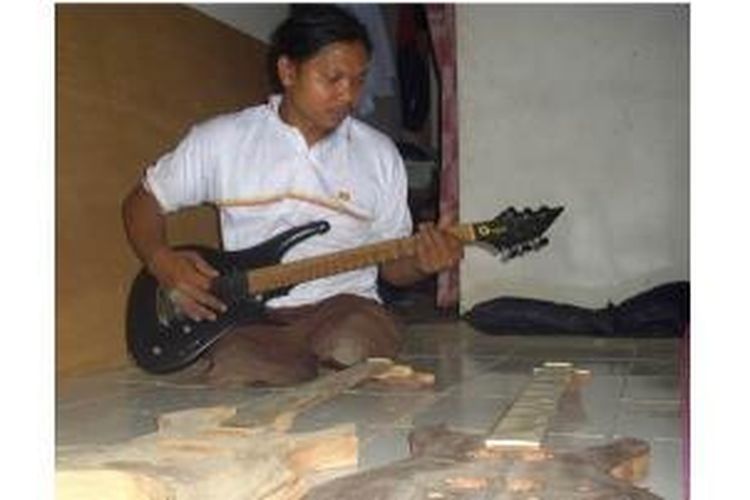 Sugeng Priyono (37), pembuat gitar elektrik dari Kendal.