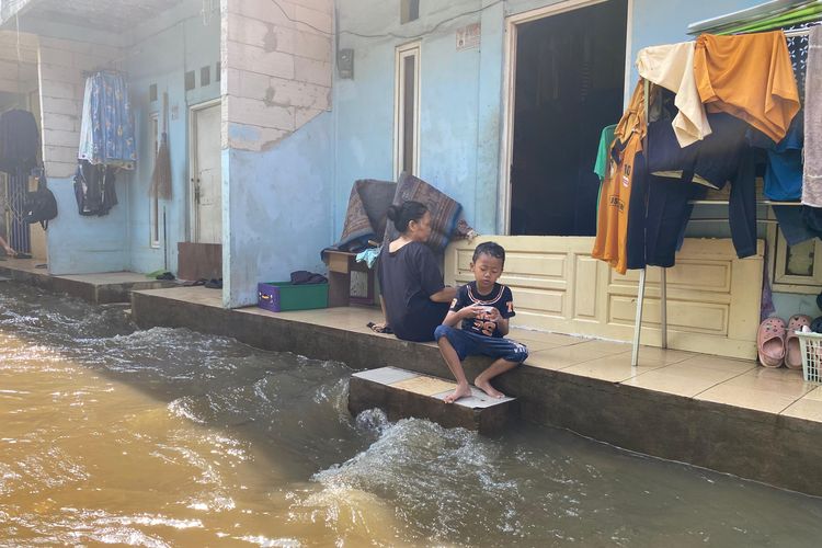 Tiga Hari Terendam Banjir, Warga Jati Padang Belum Dapat Bantuan Obat dan Makanan