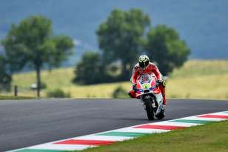 Pebalap Ducati asal Italia, Andrea Iannone, memacu motornya pada sesi latihan bebas kedua GP Italia di Sirkuit Mugello, Sabtu (20/5/2016).