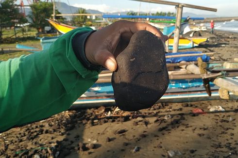 Tumpahan Batu Bara dari Tabrakan Dua Tongkang Kotori Pantai Sukabumi