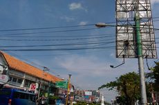 Rusak, Papan Baliho di Dekat Tugu Yogyakarta Ancam Keselamatan Warga