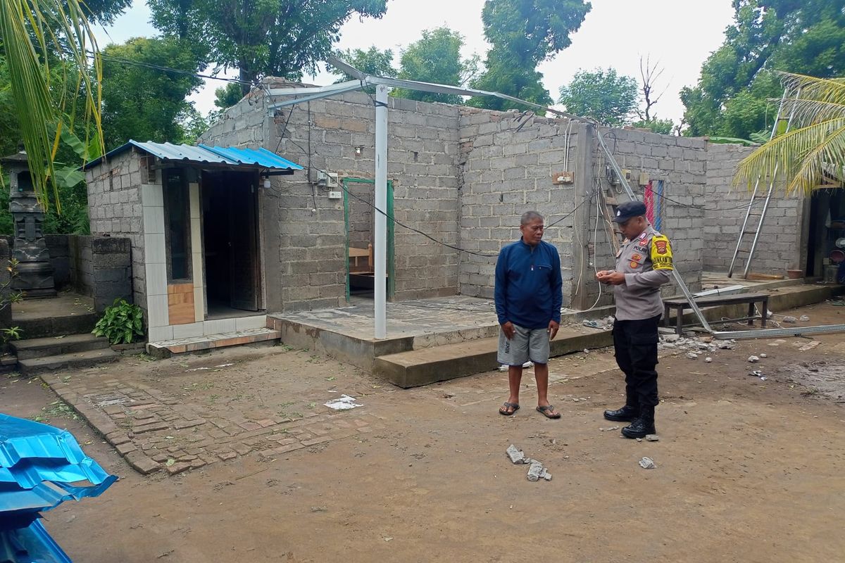 Atap rumah warga yang rusak karena diterjang angin kencang di Desa Pemuteran, Kecamatan Gerokgak Kabupaten Buleleng, Provinsi Bali, Minggu (9/2/2025). 