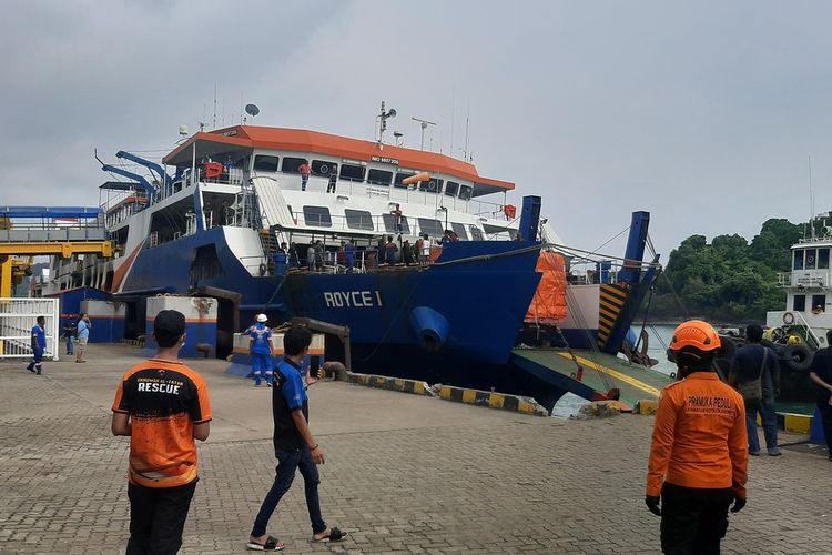 Kondisi KMP Royce 1 yang mengalami kebakaran saat sandar di dermaga 3 Pelabuhan Merak Banten. Minggu (7/5/2023).