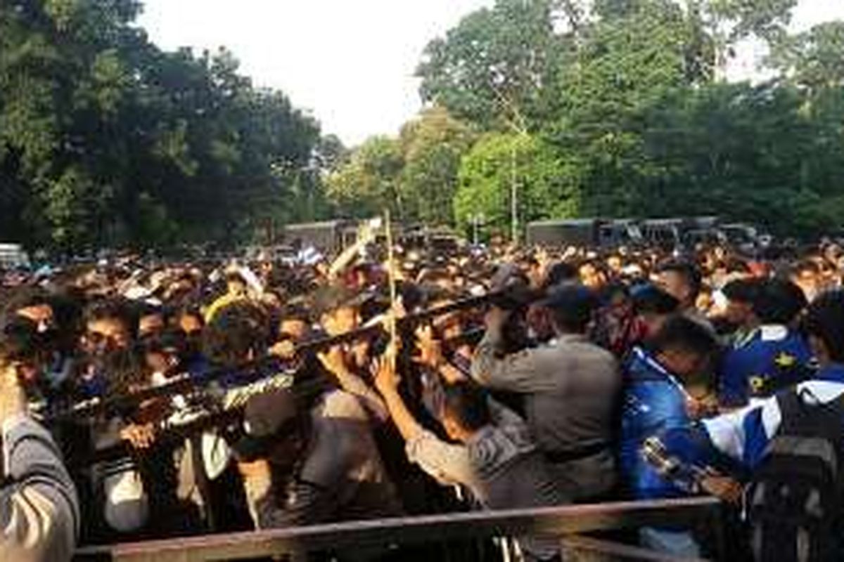 Terjadi aksi dorong-dorongan antara suporter Persib Bandung dan pihak kepolisian di pintu IV pada sektor 8 stadion utama Gelora Bung Karno, Senayan, Jakarta Pusat, Minggu (3/4/2016).