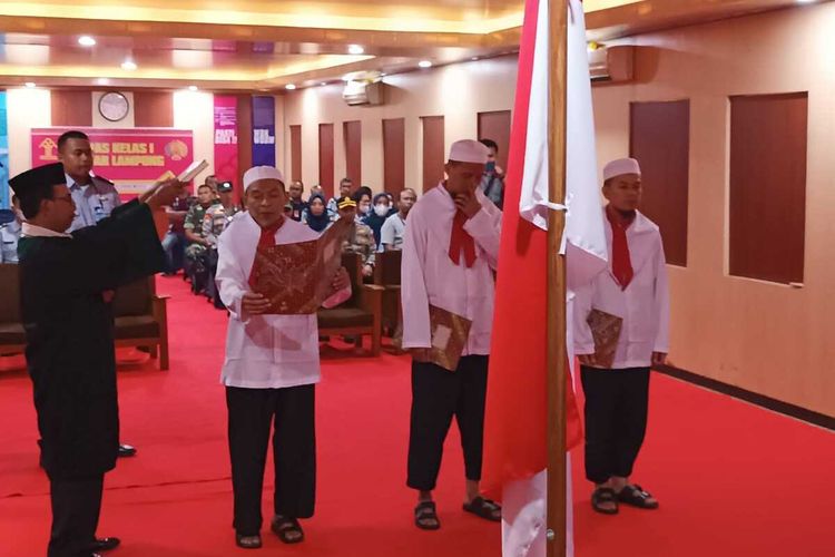 Tiga napi terorisme yang kembali berikrar ke NKRI di LP Kelas I Bandar Lampung, Selasa (21/3/2023).