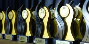 Piala penghargaan yang diberikan kepada pemerintah daerah berprestasi dalam ajang Apresiasi Pemerintah Daerah (Pemda) Berprestasi 2026 Regional Sulawesi di Hotel Claro, Kendari, Sulawesi Tenggara, Jumat (29/5/2026). (Dok. Kementerian Dalam Negeri)&nbsp;