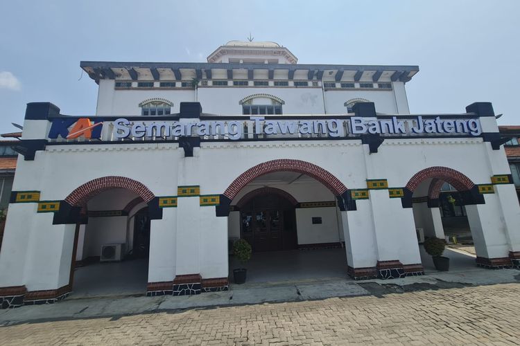 Stasiun Semarang Tawang Bank Jateng.