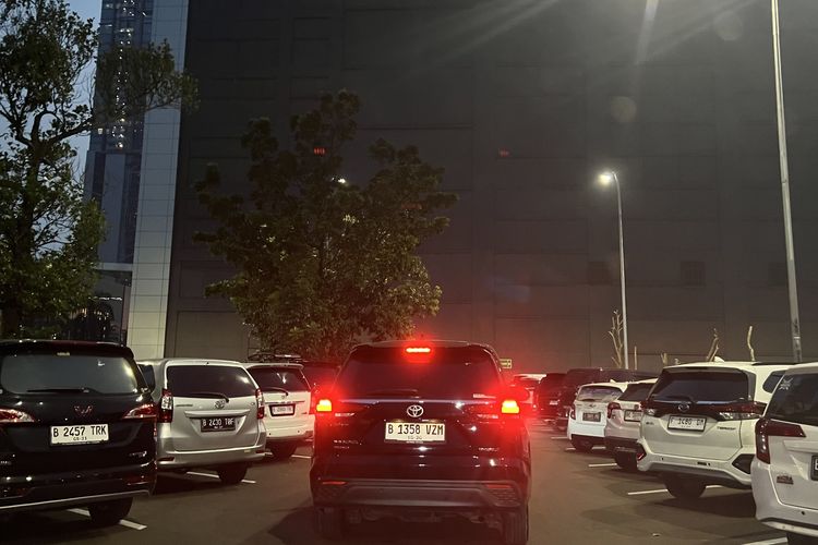 Sulit Cari Parkir di Jakarta Fair 2026, Pengunjung Harus Berputar hingga Menyerah