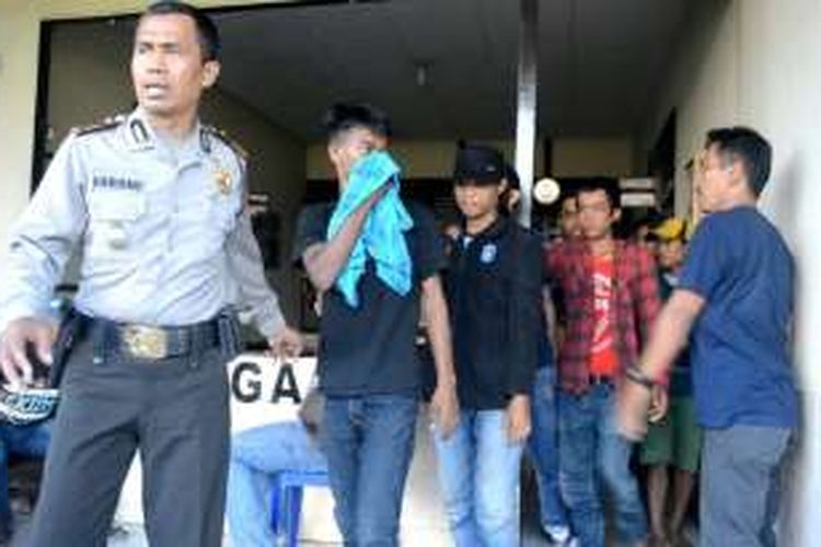 Lima pelaku pemerkosa  Ay (20) saat berada di Mapolsek Rasau Jaya, Kabupaten Kubu Raya (28/7/2016). Polisi hingga saat ini masih terus melakukan pengejaran terhadap pelaku lainnya. 
