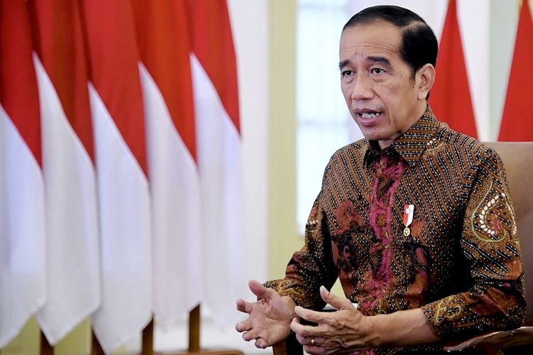 Presiden Joko Widodo memberikan pernyataan tentang perkembangan kasus COVID-19 khususnya varian Omicron di Istana Kepresidenan, Bogor, Jawa Barat, Jumat (28/1/2022). Presiden Joko Widodo menyampaikan kasus penularan COVID-19 varian Omicron akan terus meningkat dalam beberapa pekan ke depan, namun demikian Joko Widodo meminta seluruh masyarakat tidak panik dan tetap menjaga protokol kesehatan serta mengurangi aktivitas yang tidak perlu. ANTARA FOTO/Biro Pers dan Media Setpres/Handout/wsj.
