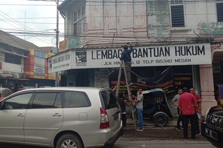 Petugas memeriksa bagian luar kantor LBH Medan yang Sabtu dini hari tadi (19/10/2019) dilempar molotov oleh orang tak dikenal. Polisi sudah memeriksa beberapa orang saksi dan masih melakukan penyelidikan.
