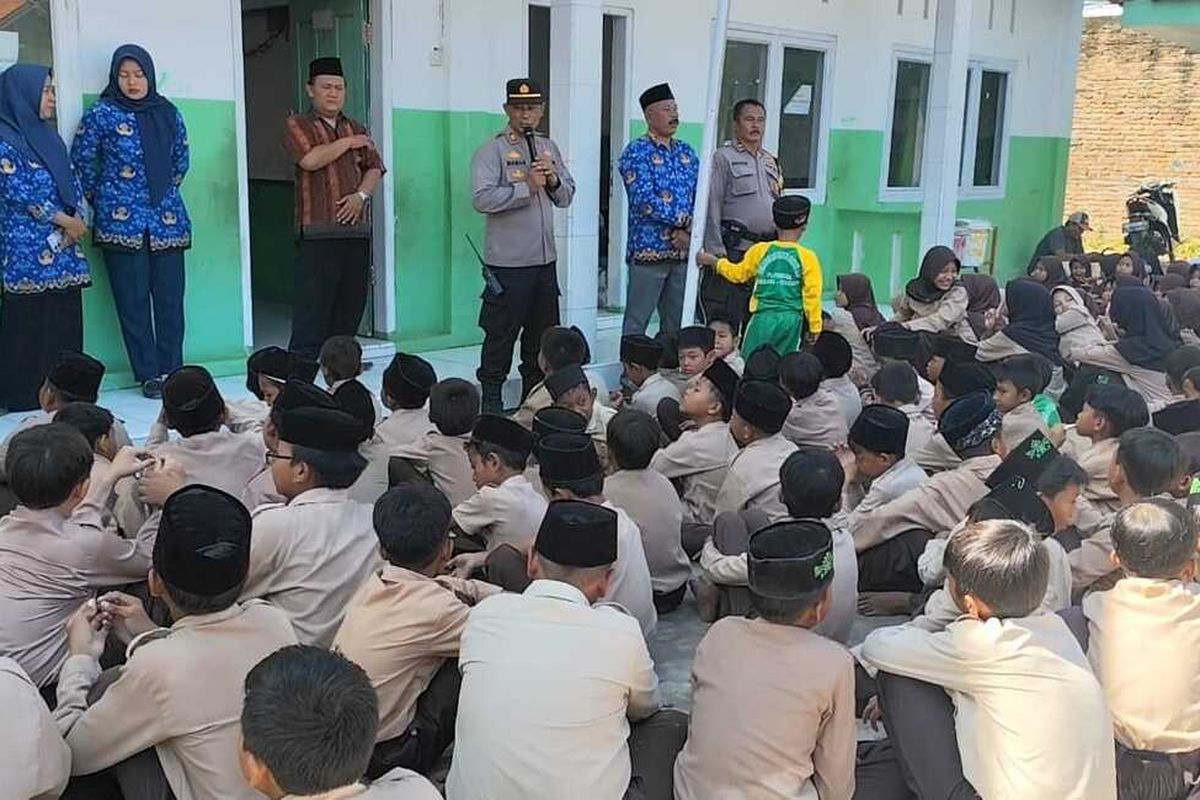 Kapolsek Gebang AKP Wawan Hermawan bersama sejumlah pihak guru memberikan himbauan kewaspadaan kepada Para siswi siswi di MINU Desa Pelayangan Kabupaten Cirebon Jumat (2/5/2025) siang.