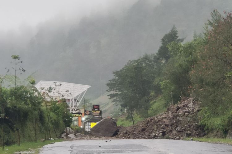 Jalan tembus Tawangmangu-Sarangan, Magetan di Desa Gondosuli, Kecamatan Tawangmangu, Kabupaten Karanganyar, Jawa Tengah, tertimbun tanah longsor, Selasa (14/2/2023).