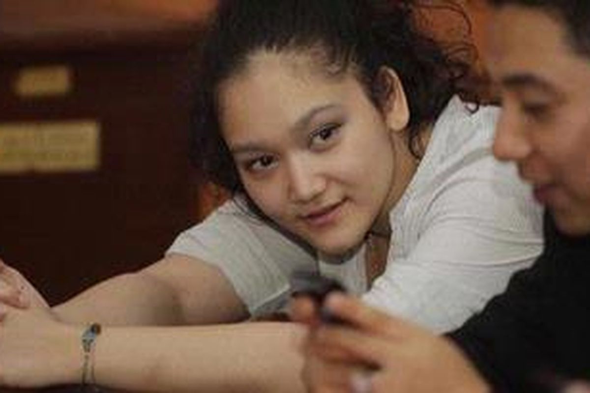 Terdakwa kasus narkoba Putri Ariyanti Haryowibowo didampingi penasehat hukumnya, Sandy Arifin (kanan), saat menunggu sidang dengan agenda pembacaan pledoi di Pengadilan Negeri Jakarta Selatan, Kamis (18/8/2011).