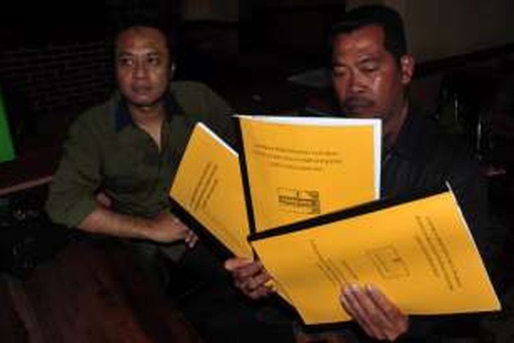 Mantan Sekretaris DPC Hanura Kabupaten Semarang, MA Heribowo didampingi   pengacaranya, Akhmad Abdul Azis Zein menunjukkan salinan berkas LPj Banpol yang dijadikan   barang bukti laporan ke Polisi, Jumat (4/3/2016) siang.