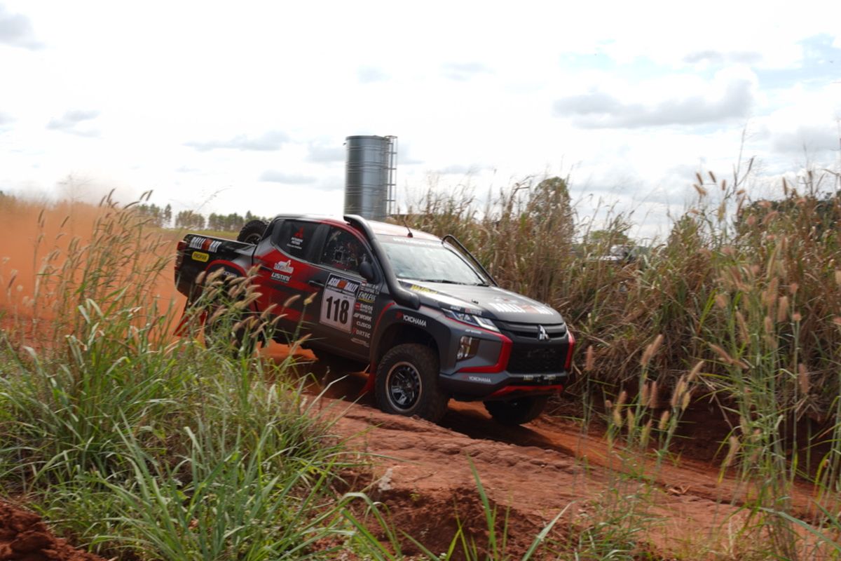 Mitsubishi Triton yang digunakan Rifat Sungkar dan Chupong Chaiwan pada Asia Cross Country Rally (AXCR) 2022 di Thailand