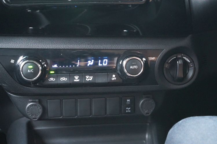 Pengaturan AC dan kenop putar pilihan penggerak Toyota Hilux Facelift