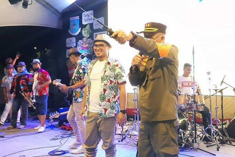 Wakil Wali Kota Tangsel Pilar Saga Ichsan (kiri) dan Kabid Penegakan Perundang-Undangan Satpol PP Kota Tangsel Sapta Mulyana berada di pangung utama Festival Tangsel Sejiwa.