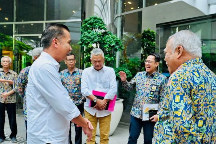  Suasana selepas pertemuan jajaran Pemprov Jabar yang dipimpin Pj Gubernur Jabar Bey Triadi Machmudin bersama jajaran Kementerian PUPR yang dipimpin Basuki Hadimuljono di kantor Kementerian PUPR Jakarta, Rabu (28/2/2024).
